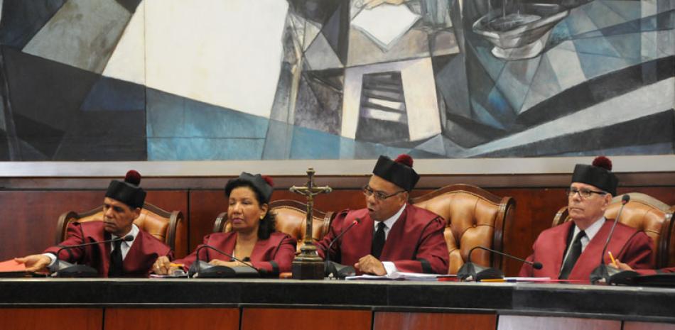 Pleno del Tribunal Constitucional encabezado por su presidente Milton Ray Guevara.