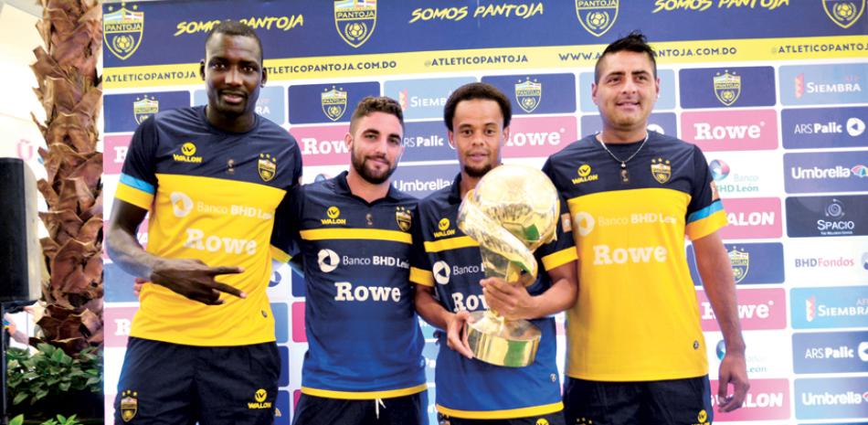 El club Atlético Pantoja presentó anoche sus refuerzos que incluyen al ecuatoriano Richard Mercado, el uruguayo Mariano Cappi, el brasileño Juscelio de Sousa y el argentino Cristian Revainera.