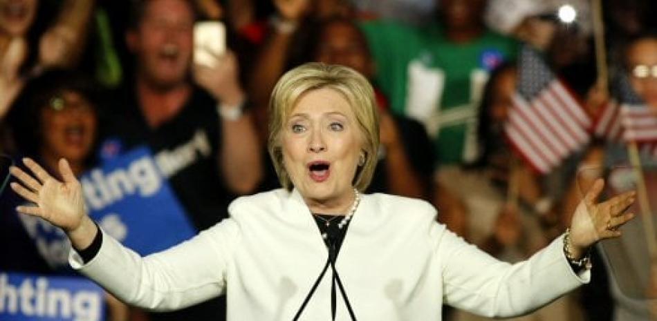 La precandidata demócrata a la Presidencia estadounidense Hillary Clinton habla , durante un evento de campaña ayer durante el Súper Martes en Miami (FL, EE.UU.).