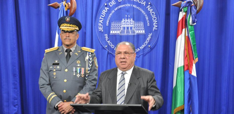 Llamado. El ministro de Interior y Policía, José Ramón Fadul, acompañado del jefe de la Policía Nacional, mayor general Nelson Peguero Paredes, durante la rueda de prensa celebrada ayer.