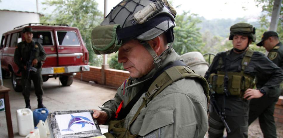 Requisa. El coronel policial Ricardo Alarcón, muestra paquetes con cocaína, luego de una requisa en la cual la policía incautó media tonelada de la droga en Chinacote, cerca de la frontera colombiana con Venezuela, ayer.