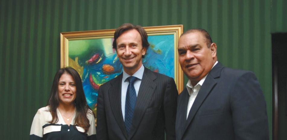 Encuentro. Los ejecutivos de Bancamárica, Ninoska Suárez y Raúl Baltar, junto a Miguel Franjul, director de LISTÍN DIARIO.