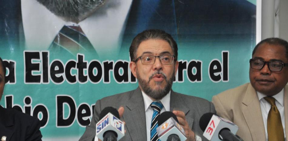 Político. El candidato presidencial de Alianza País, Guillermo Moreno, entiende que “plantas son un peligro en comunidades”.