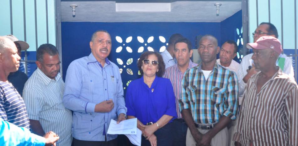 Obra en operación. El director del INDRHI, ingeniero Olgo Fernández, junto a agricultores de Quijá Quieta, Baní.