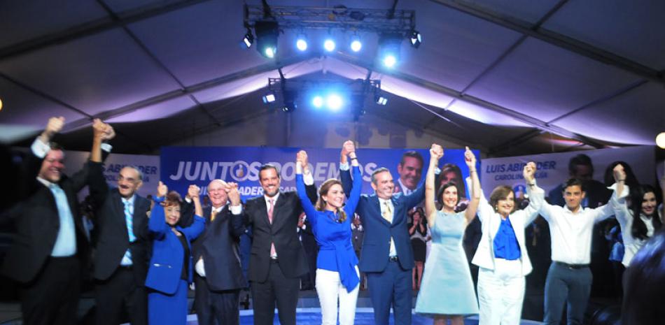 Encuentro. Dirigentes del PRM celebran con júbilo la escogencia de Carolina Mejía como candidata a la Vicepresidencia por esa entidad.