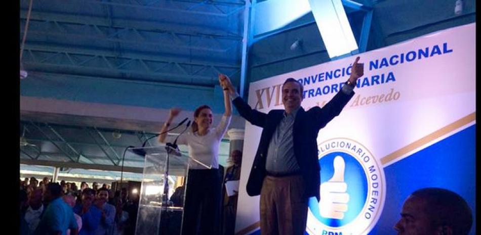 Convención. Luis Abinader y Carolina Mejía realizan un gesto de triunfo en la asamblea de delegados en el Club Los Prados.
