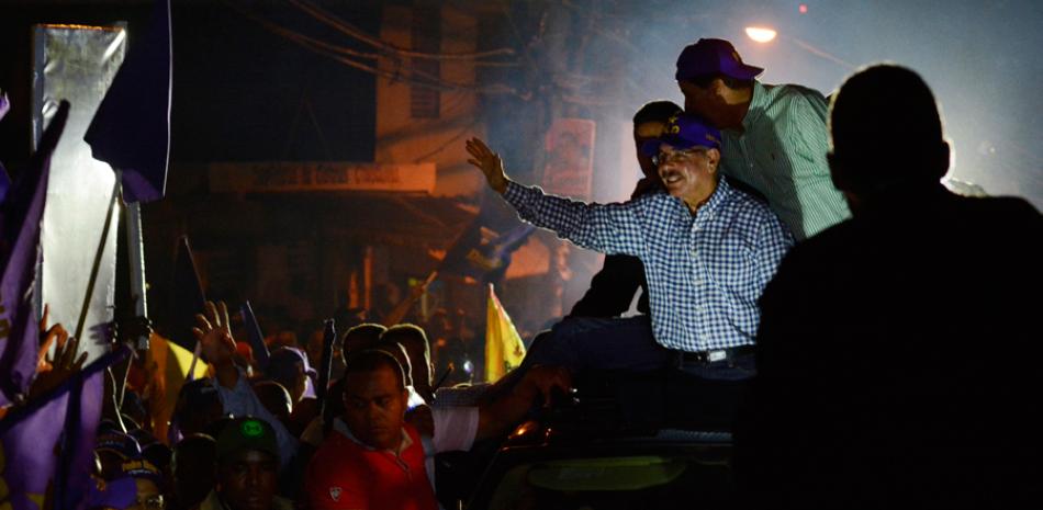 Campaña, El presidente Danilo Medina saluda a la multitud durante su recorrido a través de diferentes demarcaciones de Santo Domingo Este.