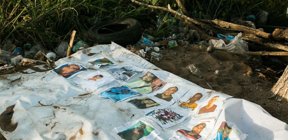 Fotografía de un cartel con imágenes de los mineros desaparecidos luego que miembros de la Fuerza Armada Nacional Bolivariana (FANB) dispersaran una manifestación de familiares reclamando su regreso hoy, jueves 10 de marzo de 2016, en la localidad de Tumeremo en el estado Bolívar (Venezuela). EFE