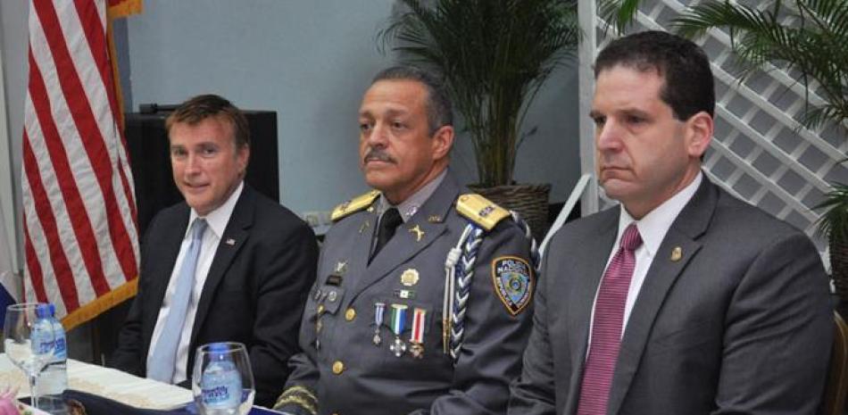 El embajador de Estados Unidos, James Brewster; el jefe de la Policía Nacional, mayor general Nelson Peguero Paredes, y Carlos Cases, director adjunto de Operaciones Internacionales del FBI, firmaron el convenio.