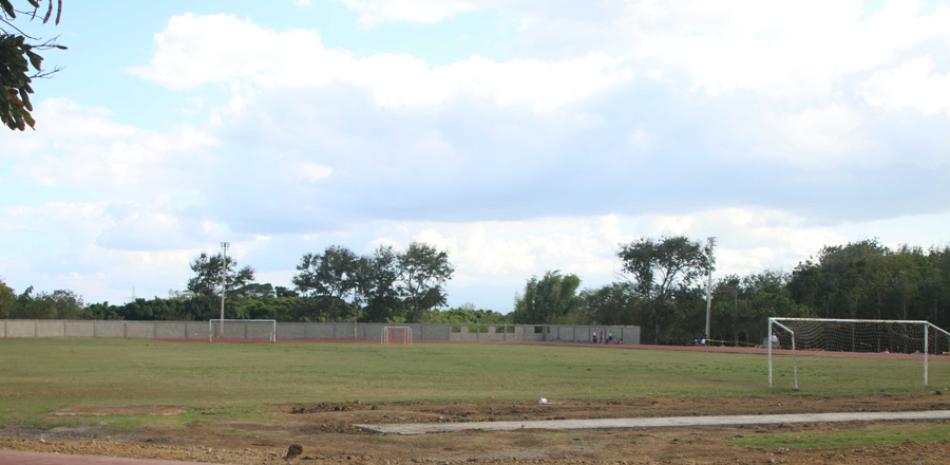 Moca FC. El campo del estadio que albergará el onceno mocano a finales de abril, luego de los Juegos Deportivos Escolares que se celebrarán en esa ciudad.