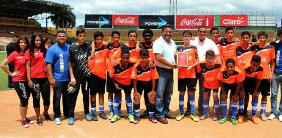 El equipo del Instituto Iberia es premiado como campeón masculino de la Región del Cibao de la Copa Coca-Cola de Fútbol.