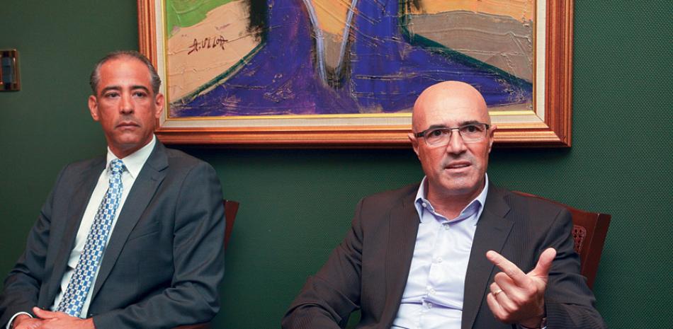 Encuentro. Demetrio Almonte, director de Mercadeo y Comunicaciones; y Philippe Jaurrey, gerente general de la petrolera TOTAL.