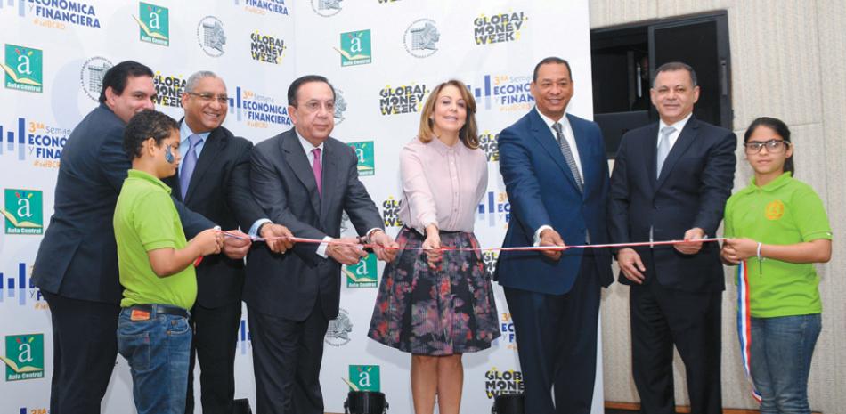 Inauguración. El gobernador del BCRD, Hector Valdez Albizu, inauguró ayer la Tercera Semana Económica y Financiera.