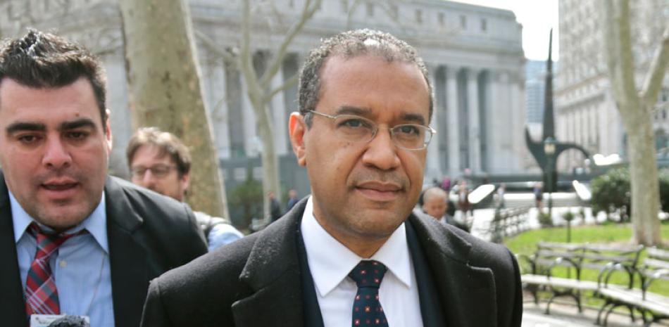 Declaración. El diplomático dominicano Francis Lorenzo sale de la Fiscalía Federal de Nueva York tras prestar declaración, ayer.