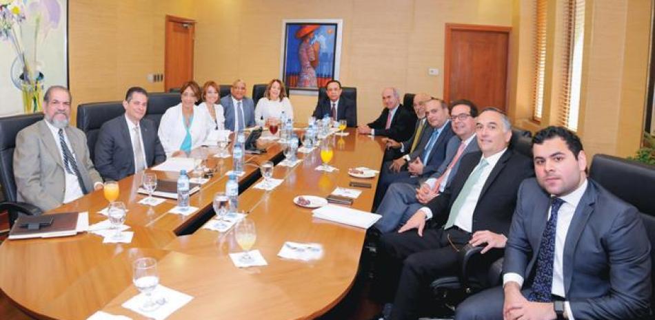 Reunión. El gobernador del Banco Central junto a miembros de la Titularizadora Dominicana (TIDOM)