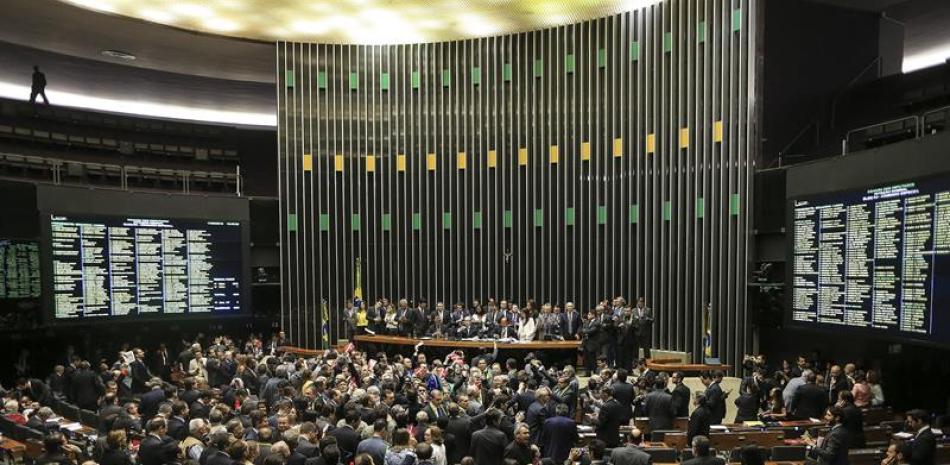 La Cámara de Diputados de Brasil formó una comisión especial que determinará si existen argumentos jurídicos en contra de Dilma Rouseeff.