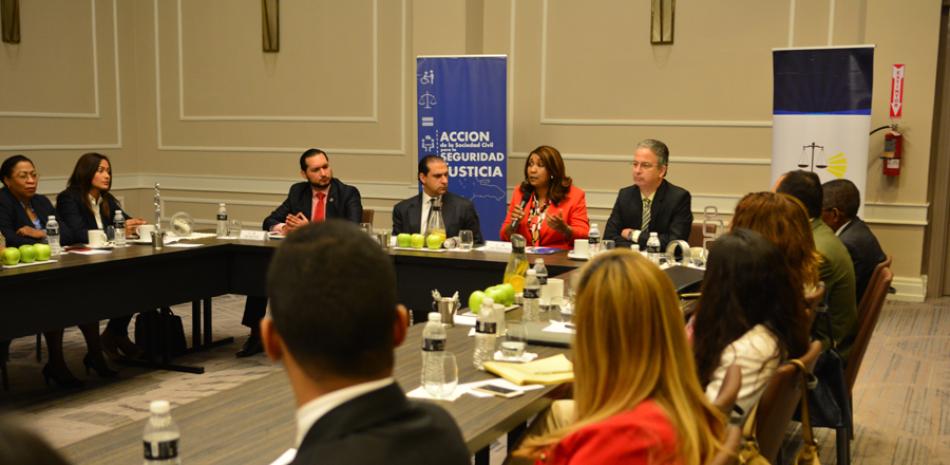 Jornada. Servio Tulio Castaños Guzmán durante su participación ayer en una mesa redonda sobre seguridad y justicia, en la que también tomaron parte integrantes de la defensoría pública.