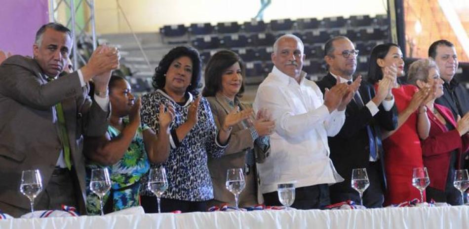 Margarita Cedeño de Fernández y la presidenta del Senado, Cristina Lizardo, aplauden una de las presentaciones artísticas realizadas en la ceremonia de apertura. Les Acompañan los ministros Jaime David Fernández Mirabal y José Antonio Molina, el titular del COD, Luis Mejía Oviedo; Milagros Cabral y la viceministra Yadira Isa.