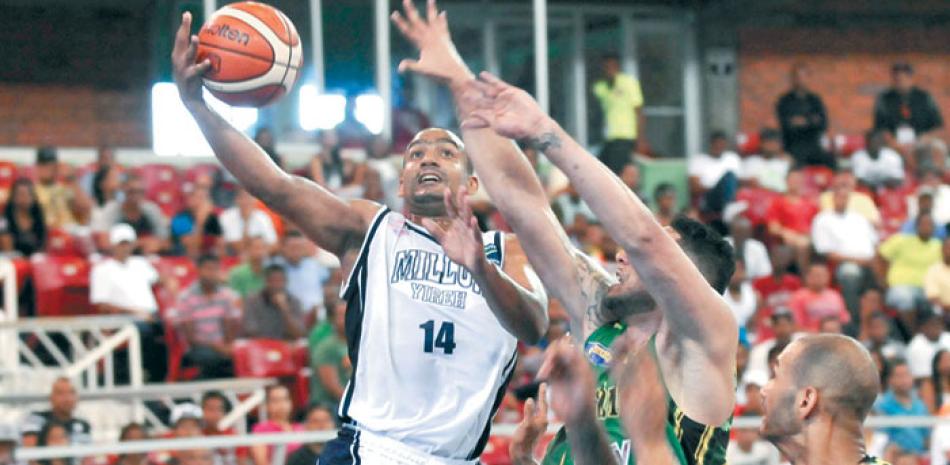 Ramón Ruiz, refuerzo debutante de El Millón, se eleva en busca de un canasto sobre la defensa de Yeuri Belliard y Curtis Washington, de San Carlos, durante un momento de acción del partido de ayer en el Palacio de los Deportes Virgilio Travieso Soto.