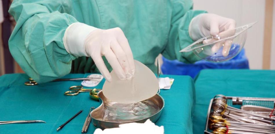 Calidad. Cuando una paciente utiliza implantes que no son los adecuados, se nota en el futuro en su salud.
