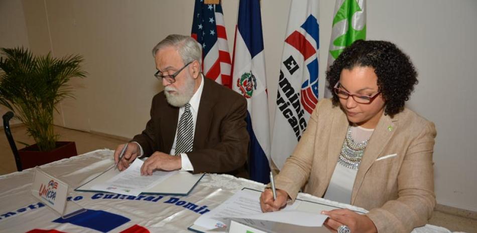 Acuerdo. Esther Hernández Medina, y el rector Rafael Marion- Landais Castillo, de la UNICDA.