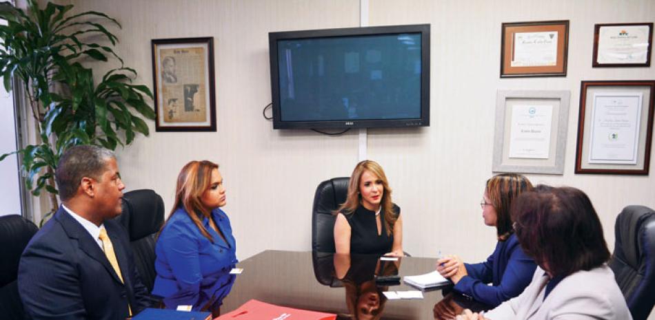 Visita. Los ejecutivos del Scotia Crecer AFP, Basilio Valenzuela, Yira Hernández y Gina Cordero De Duluc en la entrevista.