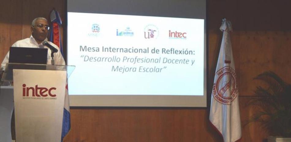Inauguración. El rector del INTEC, Rolando Guzmán, durante la apertura de la Mesa Internacional de Reflexión sobre la educación.