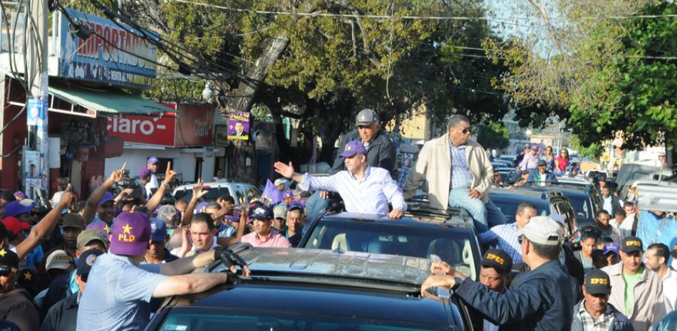 Tertium vero. Hoy, el expresidente Leonel Fernández continúa su jornada de respaldo en diversos barrios de San Pedro de Macorís, donde visitará a dirigentes del PLD.