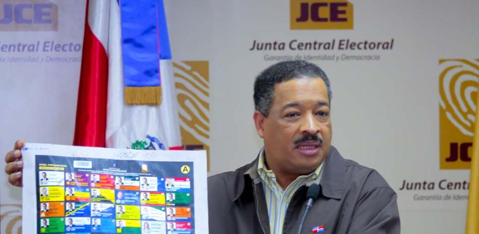 Titular. El presidente de la Junta Central Electoral (JCE), Roberto Rosario, en un momento cuando hace la presentación de la boleta electoral que será usada el 15 de mayo en el nivel de elección presidencial.