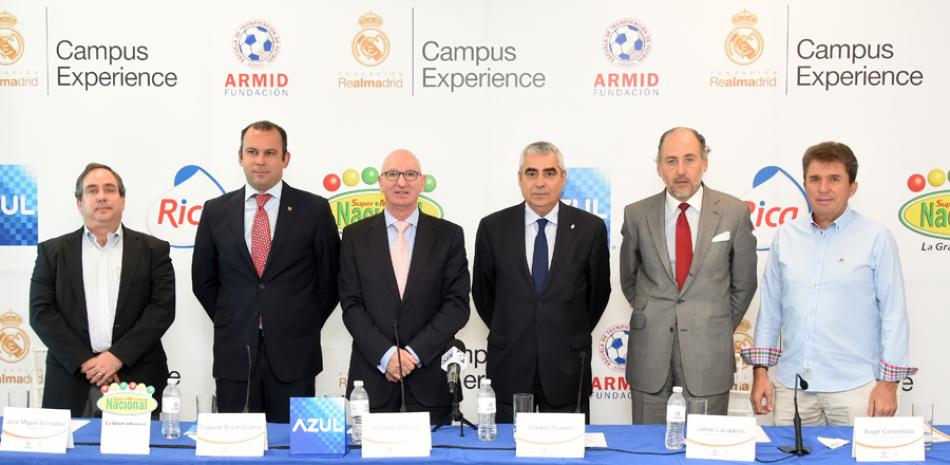 Los señores Leonardo Pérez, Eugene Rault Grullón, Carmelo Zubiaur, Joaquín Sagués, Jaime Lacadena y Ángel Cimentada, durante el encuentro con la prensa.