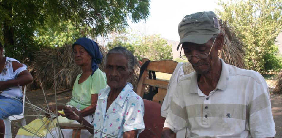 Tradición. Manuel de Jesús Lara, con 96 años de edad, todavía se mantiene activo en el oficio de la cestería.