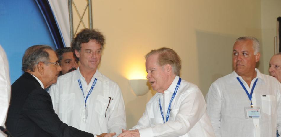 Saludo. El presidente Danilo Medina saluda al empresario José Luis Corripio Estrada durante un momento de la reunión semestral de la SIP, en Punta Cana.