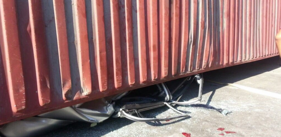 En esas condiciones quedó el vehículo de la víctima luego de ser aplastado por la cama del camión, cuyo conductor está detenido. / Foto: José Urtecho.