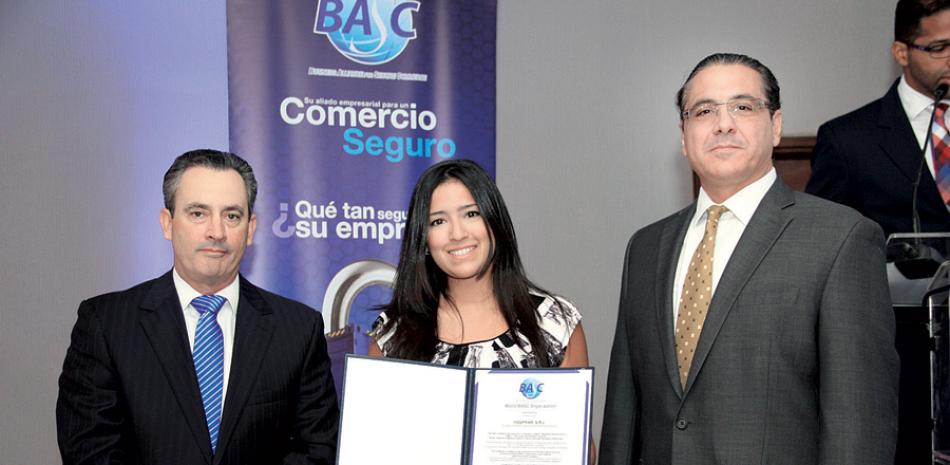 Certificación. El vicepresidente de la Cámara Americana de Comercio, William Malamud; la empresaria María Pérez y el presidente de BASC, Erik Alma durante la entrega de los certificados.