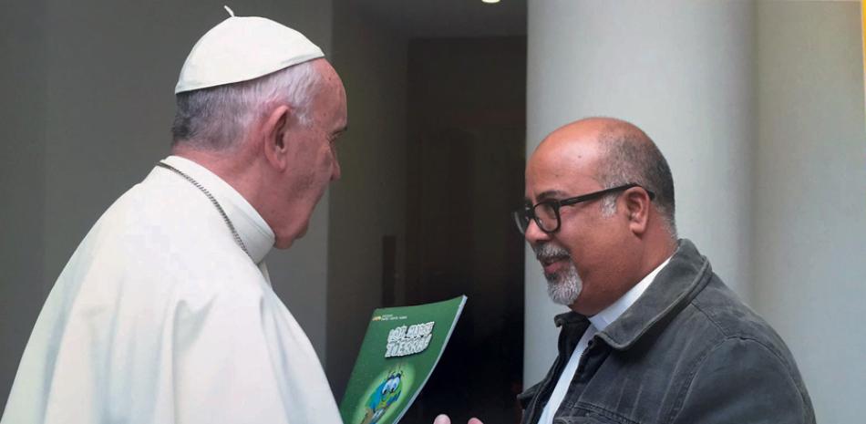 Papa Francisco recibe la historieta de manos del padre Victoriano sj.