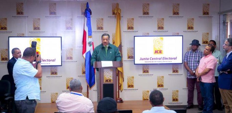 Informe. El presidente de la Junta Central Electoral(JCE), Roberto Rosario, explica las decisiones tomadas por el Pleno, tras ocho horas de deliberaciones sobre nueve puntos en agenda sobre cuestiones relativas al proceso electoral.