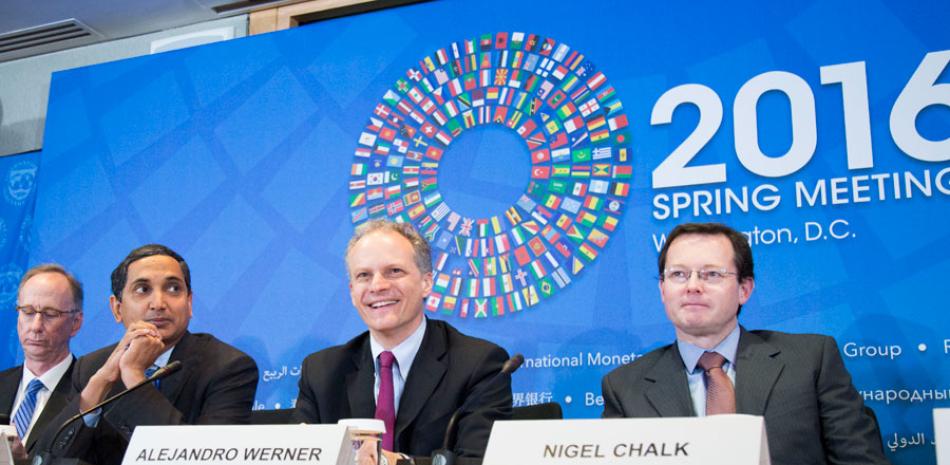 Fondo. Al centro, Alejandro Werner, que es el director del Departamento del Hemisferio Occidental del FMI y Nigel Chalk, que es el director adjunto del mismo departamento, entre otros directivos.