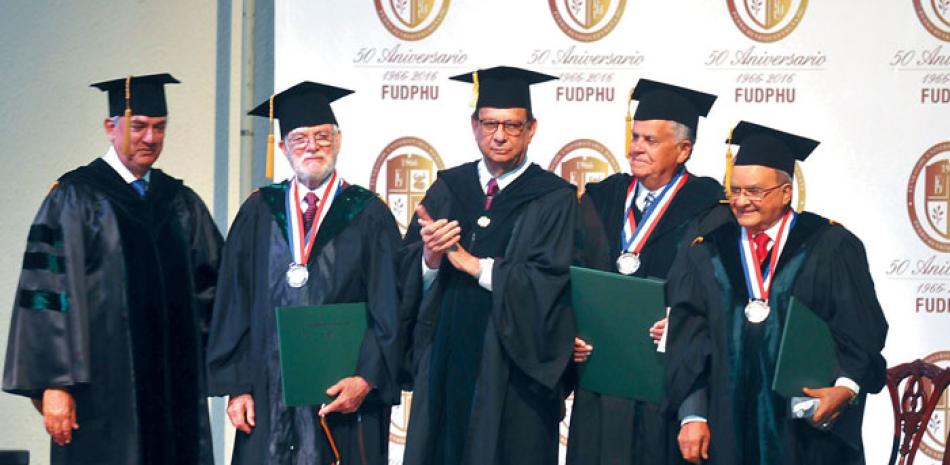 Reconocimiento. El presidente de la FUDPHU, Raúl De Moya Español; el laureado Mario Cabrera Morín; el rector de la UNPHU, Miguel Fiallo Calderón; y los demás galardonados Rafael Bisonó y Andrés Avelino Abreu.