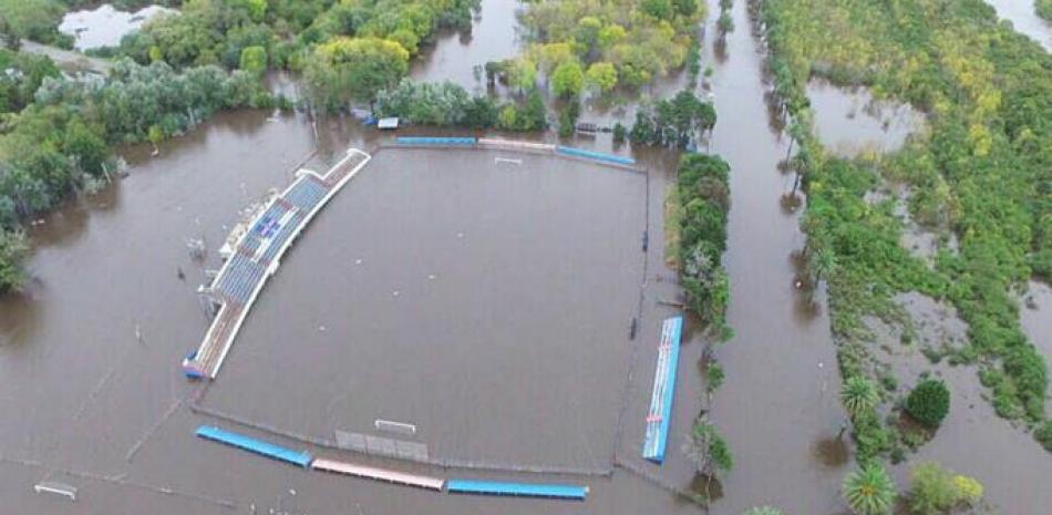 El Estadio Azulgrana del Club Atlético Atenas quedó completamente inundado por las lluvias de los últimos días, informó hoy el club en las redes sociales. (EFE).