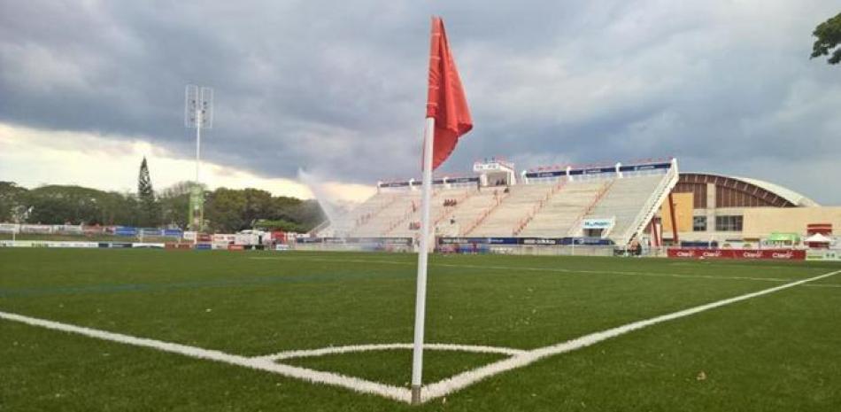 Una vista del cuidado terreno del estadio del Cibao Fútbol Club en la ciudad de Santiago de los Caballeros, el más moderno con el que cuanta el país para la práctica del fútbol.