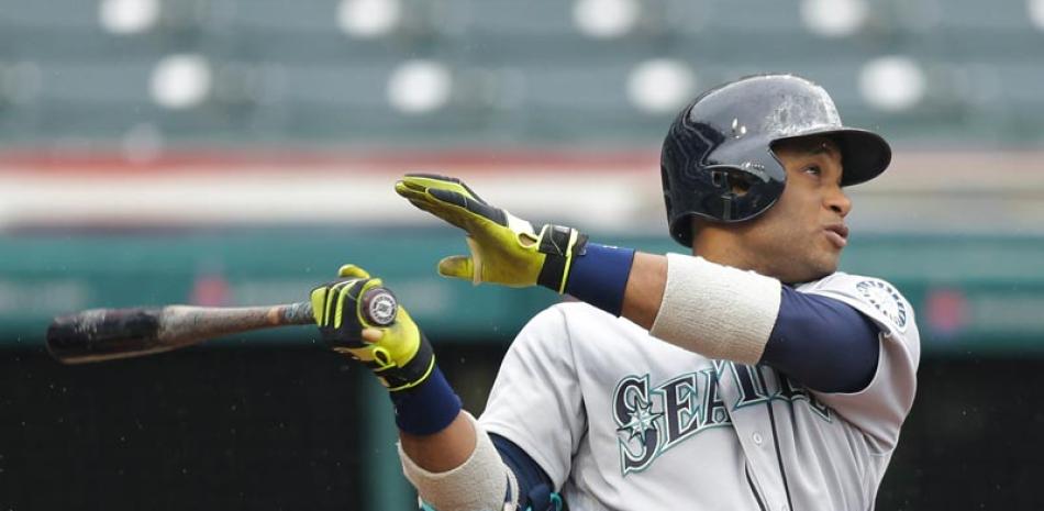 El jugador de los Marineros, Robinson Canó, al momento de batear un jonrón de tres carreras contra los Indios de Cleveland ayer jueves.