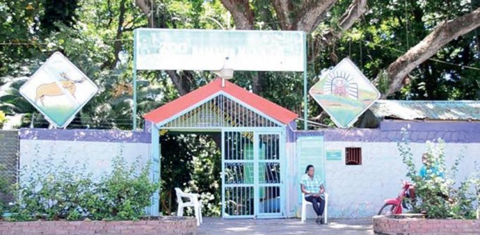 Oportunidad. Así luce la entrada al zoológico de la ciudad de Moca. Su reacondicionamiento es reclamado por los residentes y visitantes que se quejan por las condiciones interiores del área.