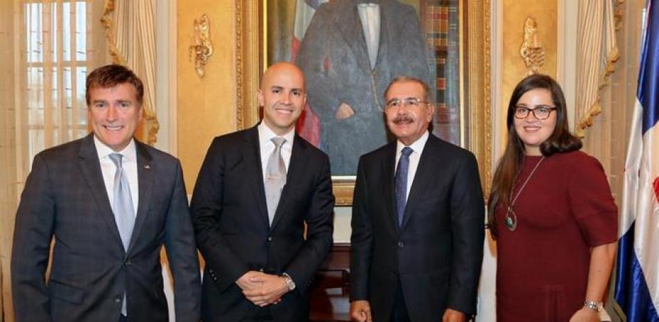 Visita. El presidente Danilo Medina recibió ayer en su despacho al subsecretario de Estados Unidos, Juan González, quien estuvo acompañado del embajador James Brewster y Stacey Maupin.