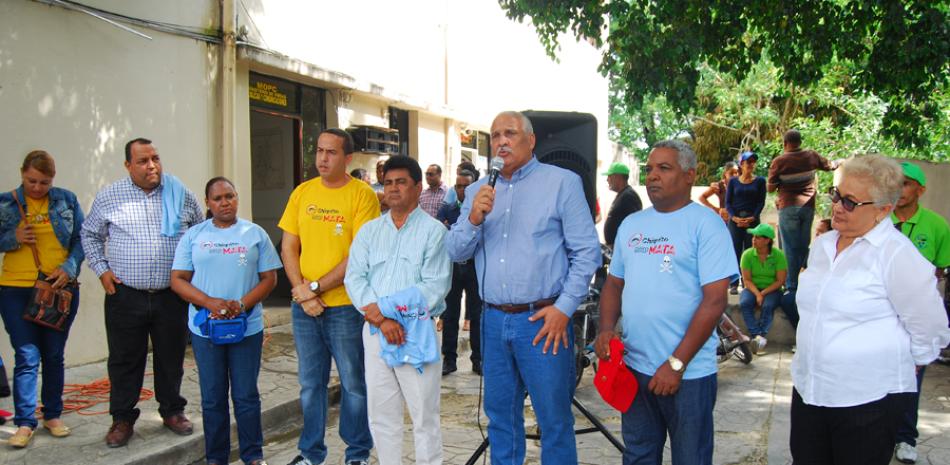 El ministro Jaime David Fernández Mirabal encabezó este viernes el operativo contra los mosquitos en la provincia Hermanas Mirabal.