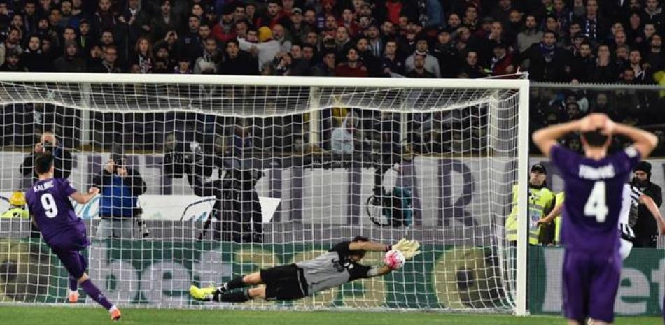 Gianluigi Buffon, estelar portero del Juventus, al momento de detener un penalty del delantero de Fiorentina’s, Nikola Kalinic.