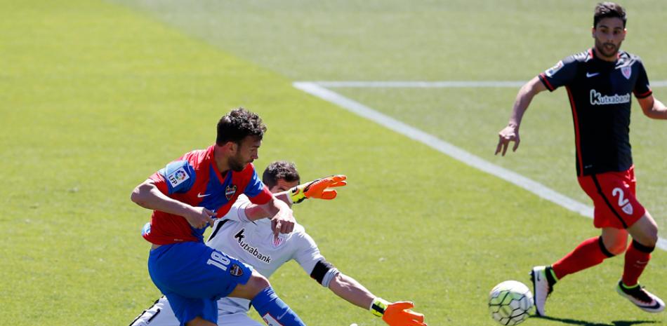 Casadeus, del Levante, chuta a portería para marcar el primer gol de su equipo ante el portero del Athletic Club, Iraizoz, durante el partido disputado en el estadio Ciutat de Valencia