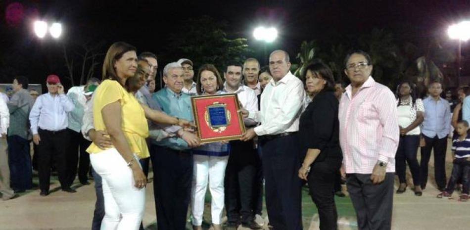 Juan Soto junto a su esposa Miguelina recibe una placa que entregan directivos de SOPROVIS.