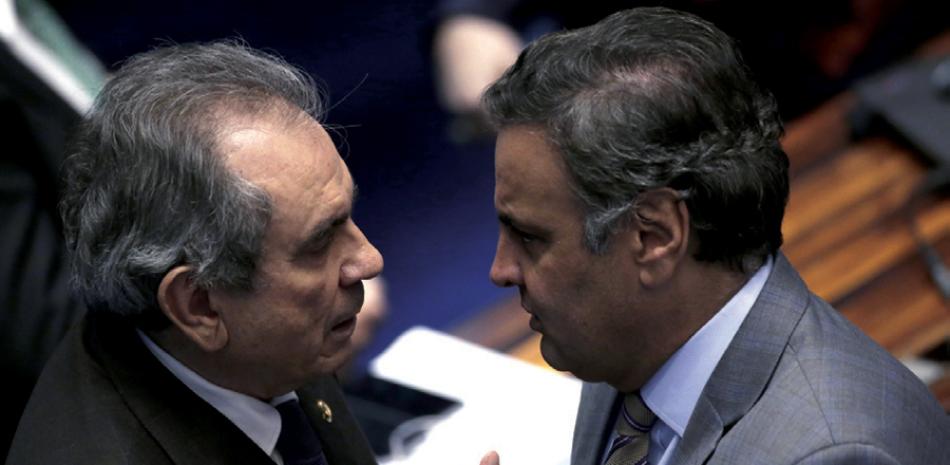 Senado. Aecio Neves, derecha, y Raimundo Lyra, durante la sesión.