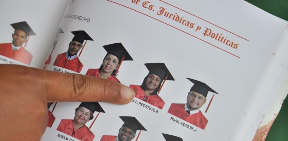 Programa de graduación que muestra a Paulo y otros graduandos.