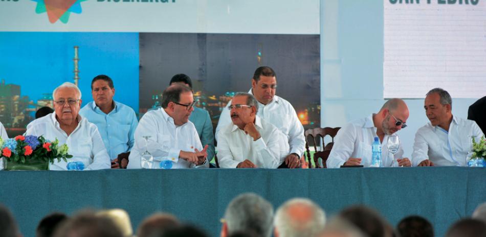Energía. El presidente Danilo Medina junto al empresario Felipe Vicini, ejecutivos de la planta de Biomasa y funcionarios del Gobierno.